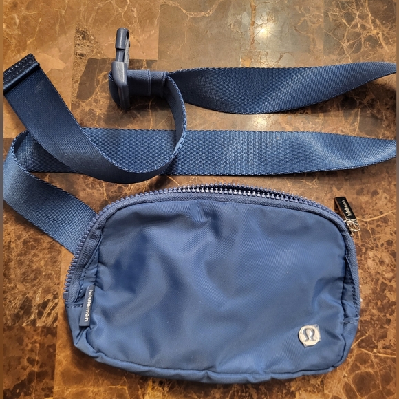 lululemon athletica Handbags - Lululemon Everywhere Belt Bag 1L